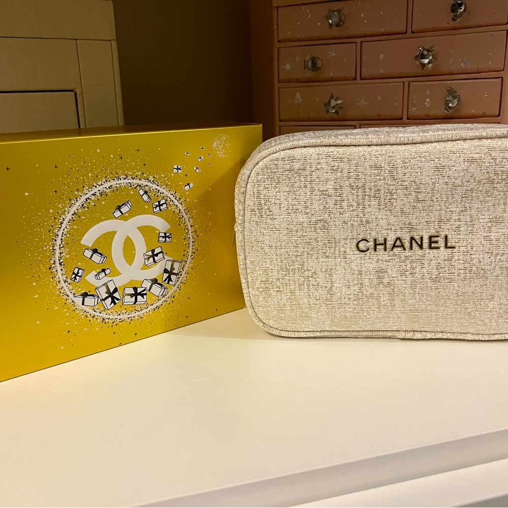 Chanel Holiday 2023 Makeup Bag White